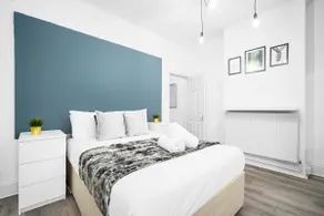 4Bedroom Townhouse* Sleeps 8* Parking* City Center - Image 3
