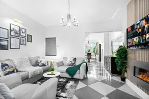 4Bedroom Townhouse* Sleeps 8* Parking* City Center - Image 4