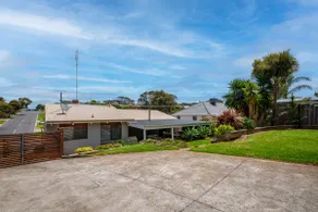 Stylish Beachside Escape in Ocean Grove - Image 5