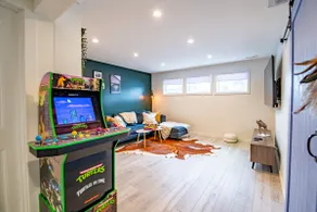 Stylish & Cozy| AC| King Bed| Arcade| Yard & BBQ - Image 2