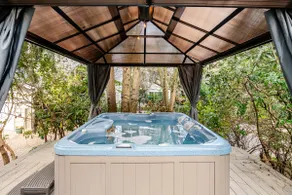 Peaceful 3BR Escape w/ Hot Tub • Lynnwood - Image 2