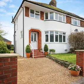 Horsham Great Family Home - Free Parking - Image 2