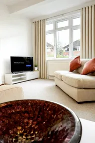 Horsham Great Family Home - Free Parking - Image 5