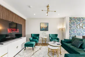 Stylish London Home with Garden and 5-Car Parking - Image 4