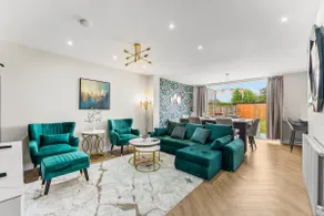 Stylish London Home with Garden and 5-Car Parking - Image 2