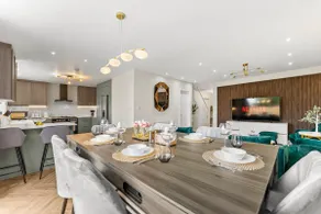 Stylish London Home with Garden and 5-Car Parking - Image 5