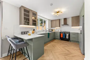Stylish London Home with Garden and 5-Car Parking - Image 3