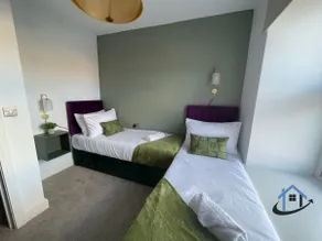 Apt 2 Manor House - 2 Bed 1 bath sleeps 5 parking - Image 4