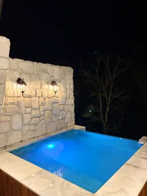Luxury Cabin with Lakefront Spa - Image 4