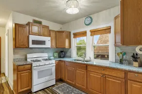 Elegant 3BR Upper Flat on Vibrant Oakland Ave - Image 3
