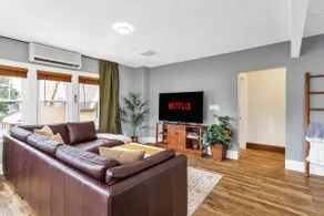 Elegant 3BR Upper Flat on Vibrant Oakland Ave - Image 2
