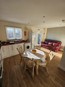 Cambie House Relaxing Modern Stay - Image 3