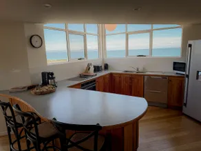 Surfside House Dodges Ferry coastal retreat - Image 4