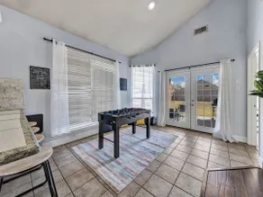 Modern & Cozy 3BR Home | Close to Lake - Image 2