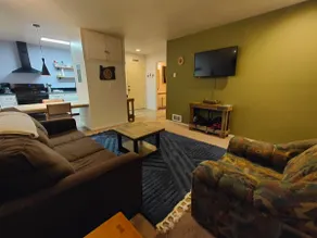 Basecamp Condo - queen bed, community pool, bikes - Image 2
