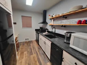 Basecamp Condo - queen bed, community pool, bikes - Image 4