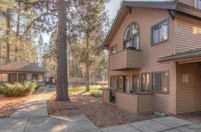 Basecamp Condo - queen bed, community pool, bikes - Image 3