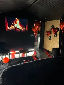 Cozy and intimate Love Room - Image 3