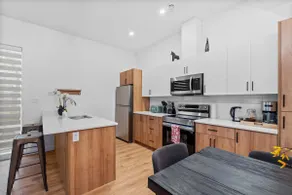 Luxurious Large 3 Bedroom Loft Saskatchewan Drive - Image 2