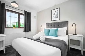 Stylish Three Bed House * Garden * Parking - Image 2