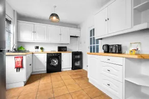 Stylish Three Bed House * Garden * Parking - Image 5