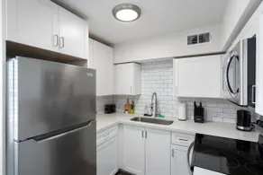 Modern Midtown Suite with Free Parking - Image 3