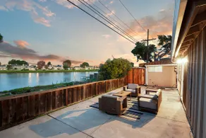 Lakefront 3 Bedroom Retreat with Beautiful Water Views - Image 2