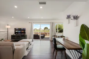 Lakefront 3 Bedroom Retreat with Beautiful Water Views - Image 4