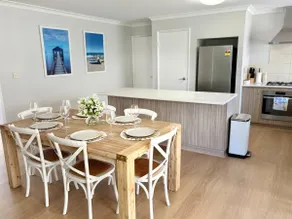 Family retreat, steps to beach, eats & wine shop - Image 2