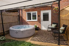 Cambridge Stay Sleeps 10 Hot Tub + Parking - Image 2