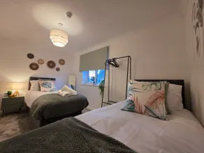 Cambridge Stay Sleeps 10 Hot Tub + Parking - Image 3