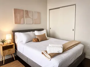 Stylish Studio Steps to Tysons Metro - Queen Bed - Image 4