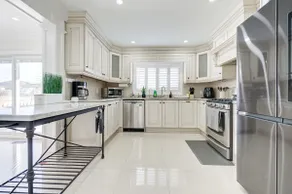 4 BEDROOM & 3 BATH (sleep 8) cozy bungalow home in Richmond Hill - Image 3