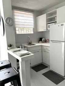 Cozy Retreat near Beach-2 Bd, Free Parking & WiFi - Image 4