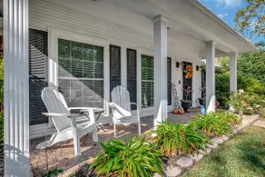 “Honey’s House” Huge Living Room and Patio! - Image 3
