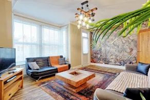 Large 2 Bedroom Flat Near The Beach + Parking - Image 2