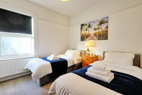 Large 2 Bedroom Flat Near The Beach + Parking - Image 5