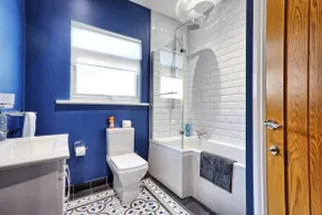 Large 2 Bedroom Flat Near The Beach + Parking - Image 4
