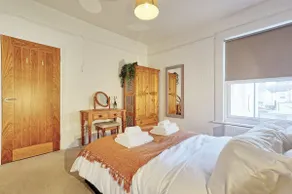 Large 2 Bedroom Flat Near The Beach + Parking - Image 3
