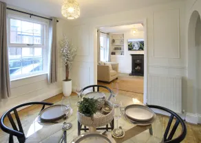 Central Stratford House With 2 Free Parking Spaces - Image 2