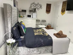 Private Studio Near Warner Bros & Free Parking ! - Image 2