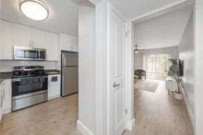 Tampa Comfort Loft on Kennedy - Image 2
