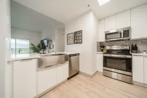 Uptown 3BR with Balcony City Views, Parking - Image 4