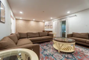 Cozy Claremont Farmhouse - Image 4