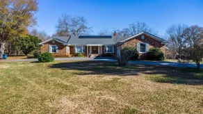 Cozy Claremont Farmhouse - Image 2