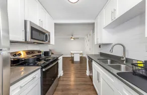 Stylish 2BR in Tampa with Gym, Laundry & Pool - Image 3