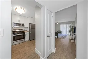 Chic 1 BD w/Pool, Gym & Laundry | 9 mins from TPA - Image 3