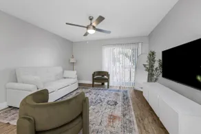 Chic 1 BD w/Pool, Gym & Laundry | 9 mins from TPA - Image 4