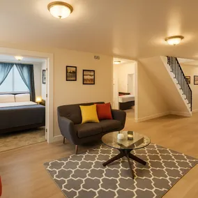 Sunny lower apartment suite - Image 3