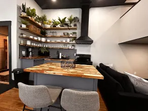 Cute, newly renovated, modern duplex - Unit B - Image 2